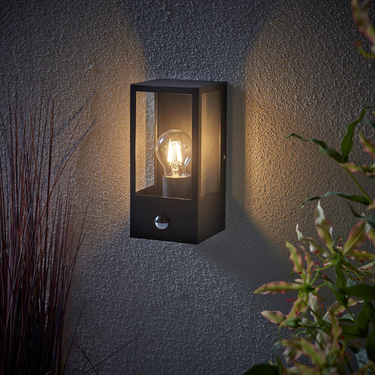 PIR WALL LIGHT IP44 BLK