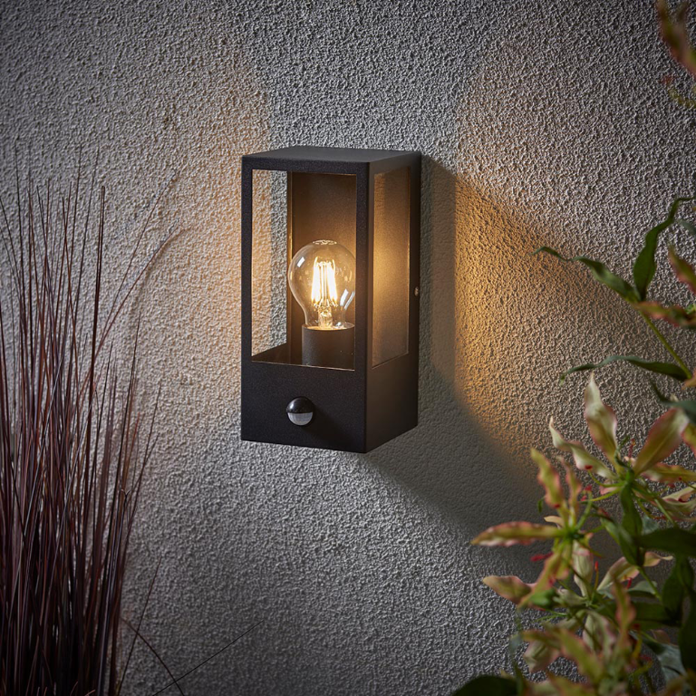 PIR WALL LIGHT IP44 BLK